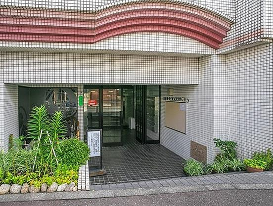 玄関:建物の玄関部分を主体に撮影した画像