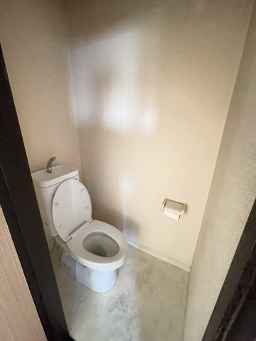 トイレ:便器が主体のトイレ専用部屋の写真
