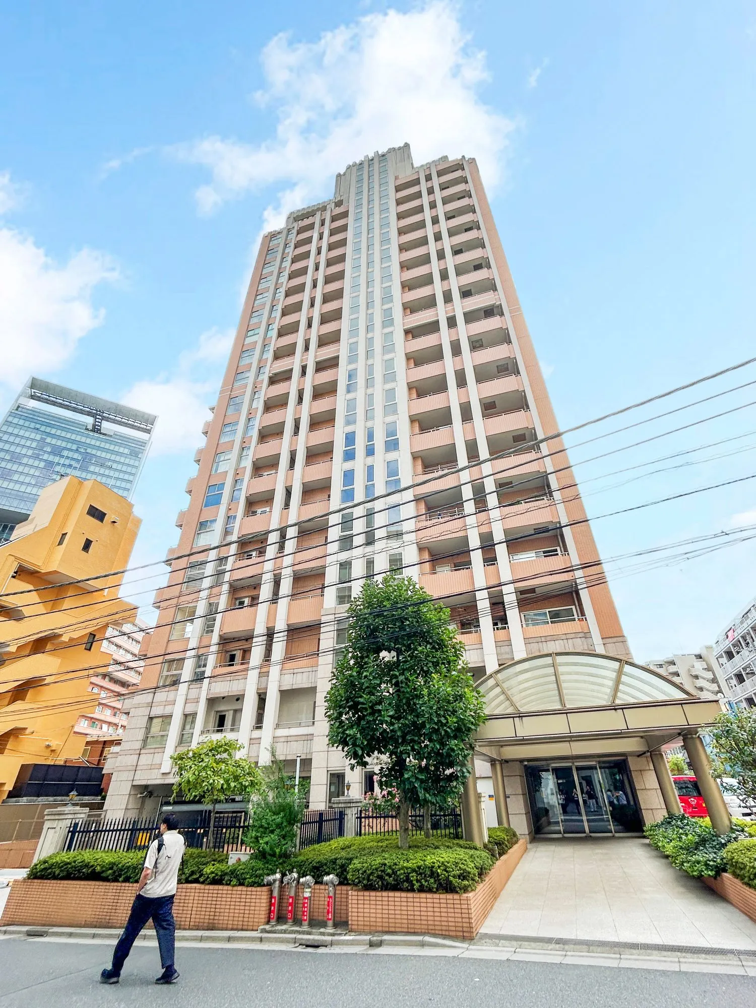 外観:高層マンションの外観を主体に撮影した画像