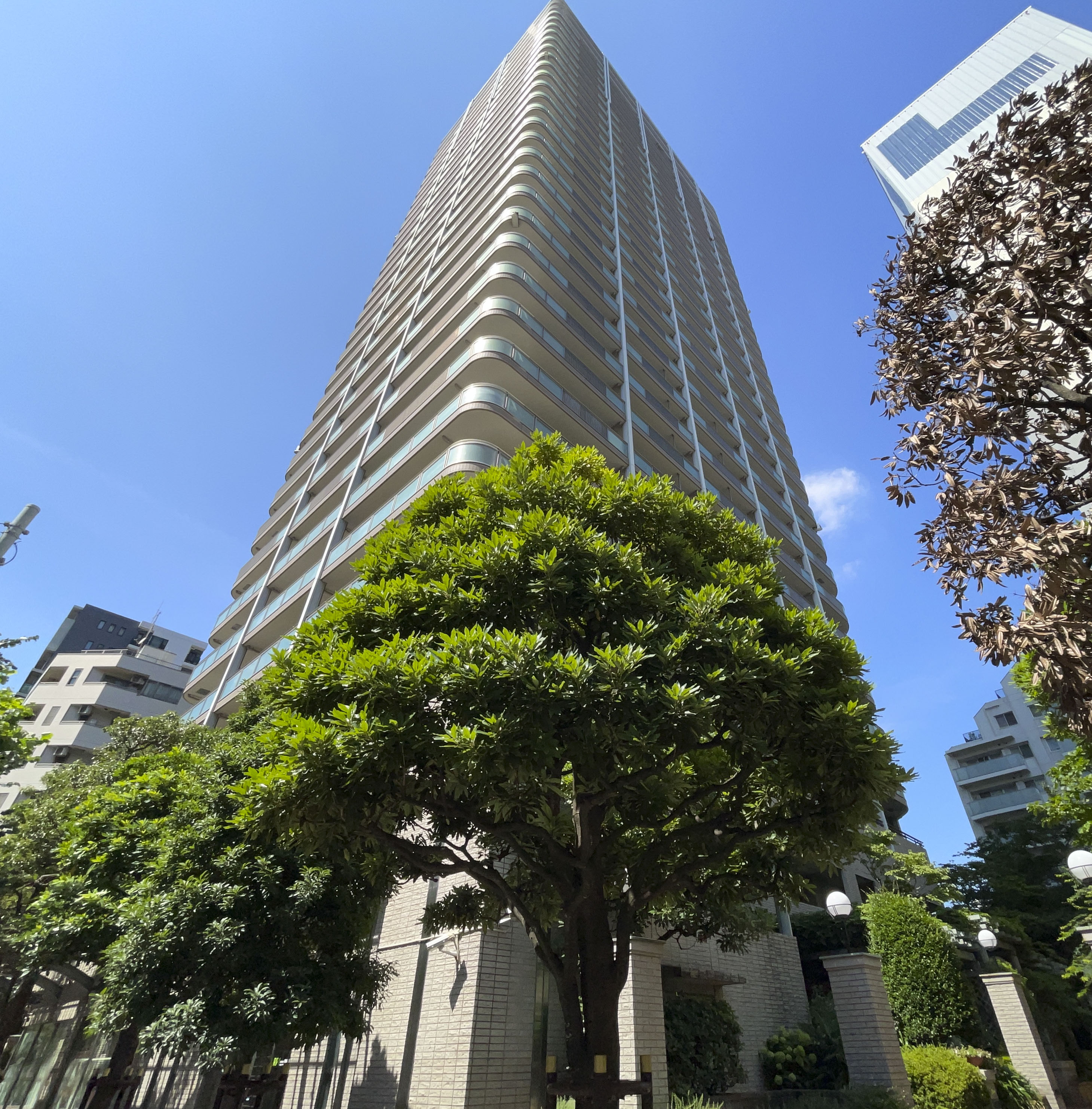 外観:高層ビルの外観を捉えた写真
