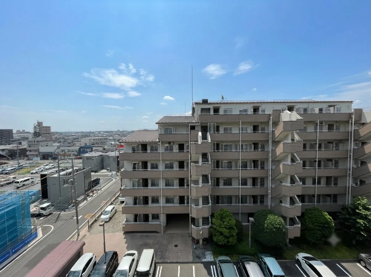 新狭山住宅 A 棟の外観写真