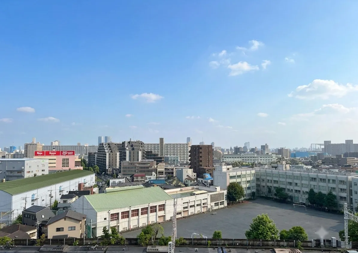 都市部の建物や道路、周辺施設を含む景観
