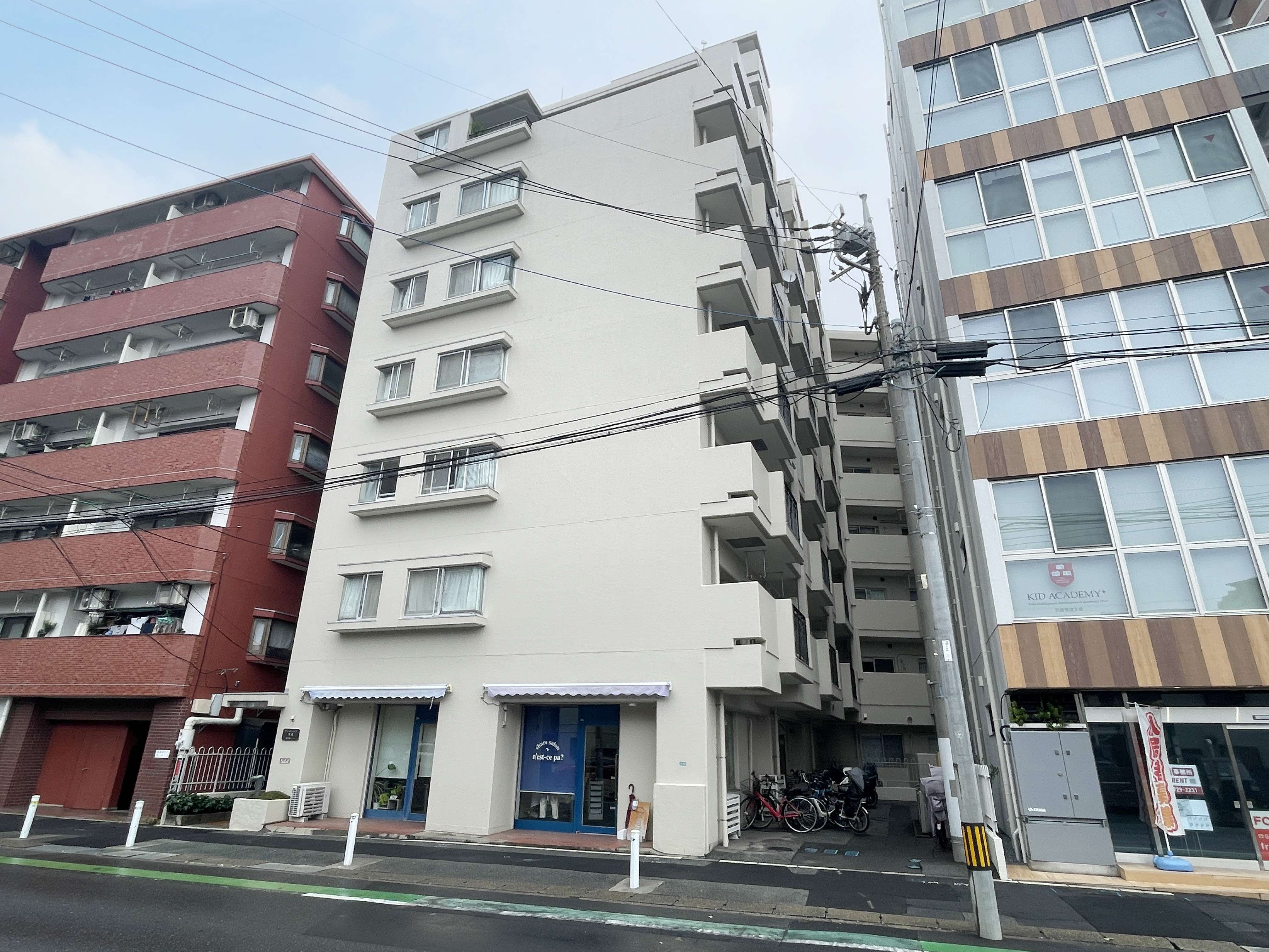 アーバンハイツ常盤の外観写真。建物の外観と道路・周辺のビルを捉えている