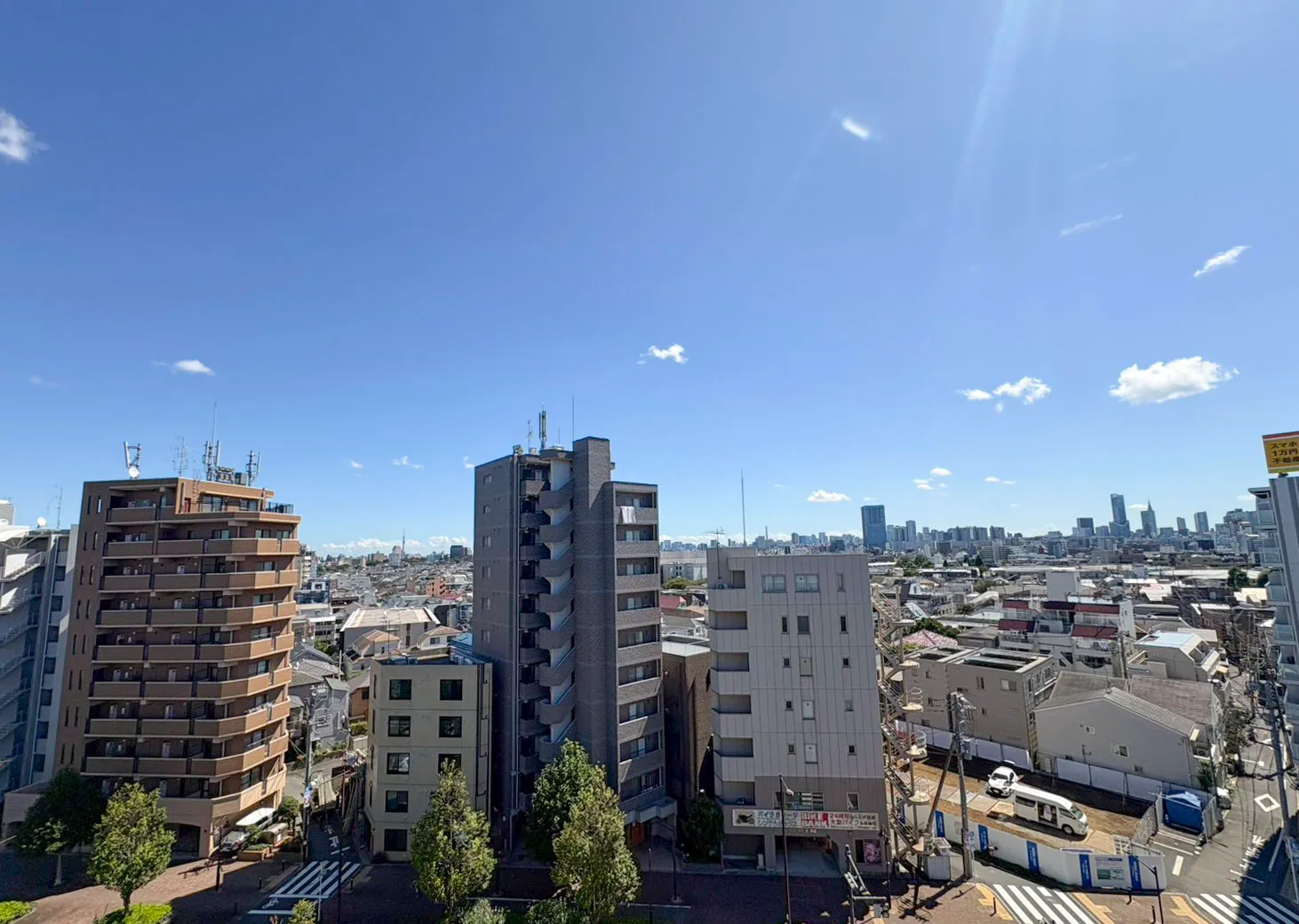 建物周辺の道路・他の施設を含む都市景観の写真