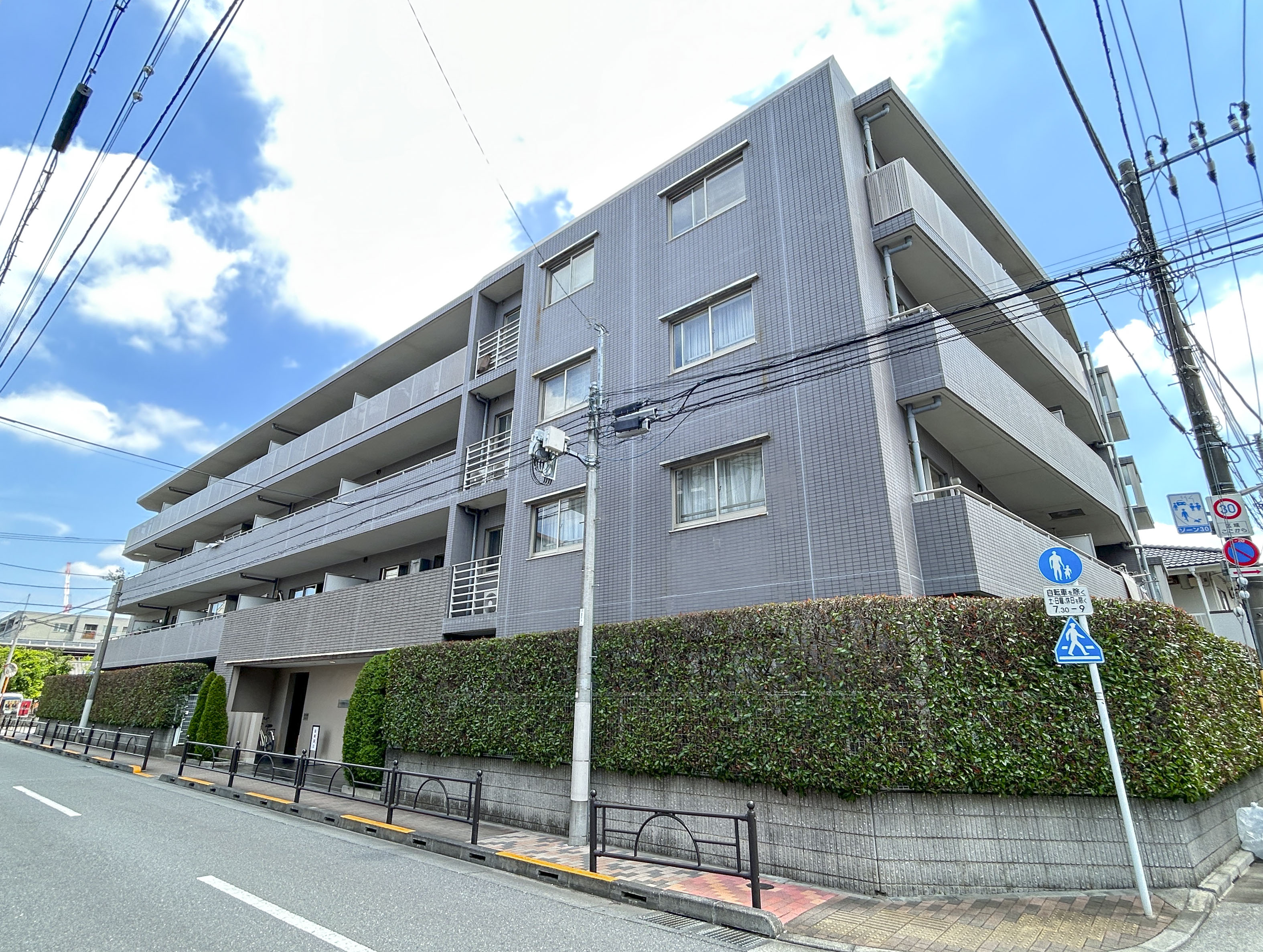 建物の外観を撮影した街角の風景