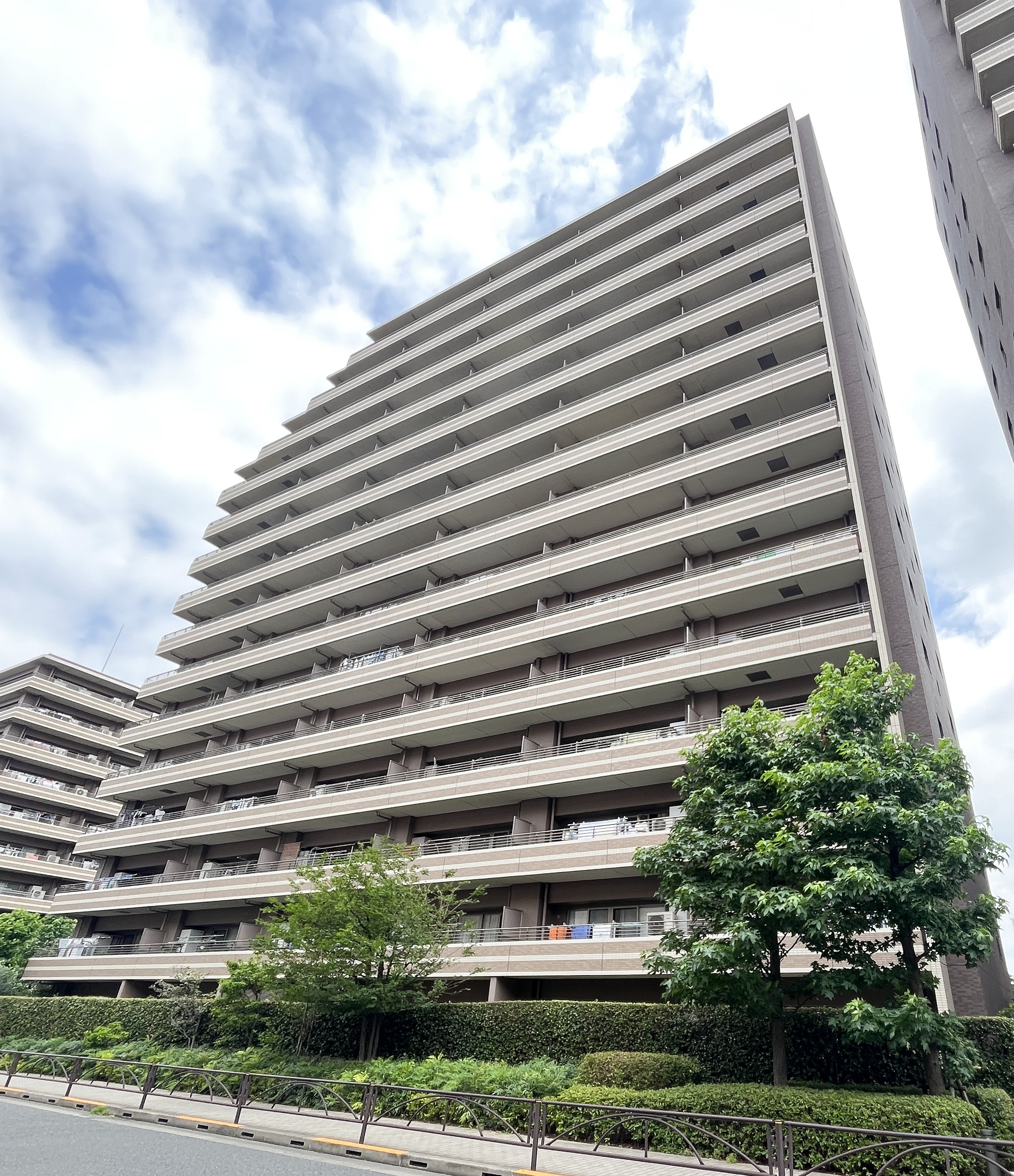 高層マンションの建物外観を撮影した画像