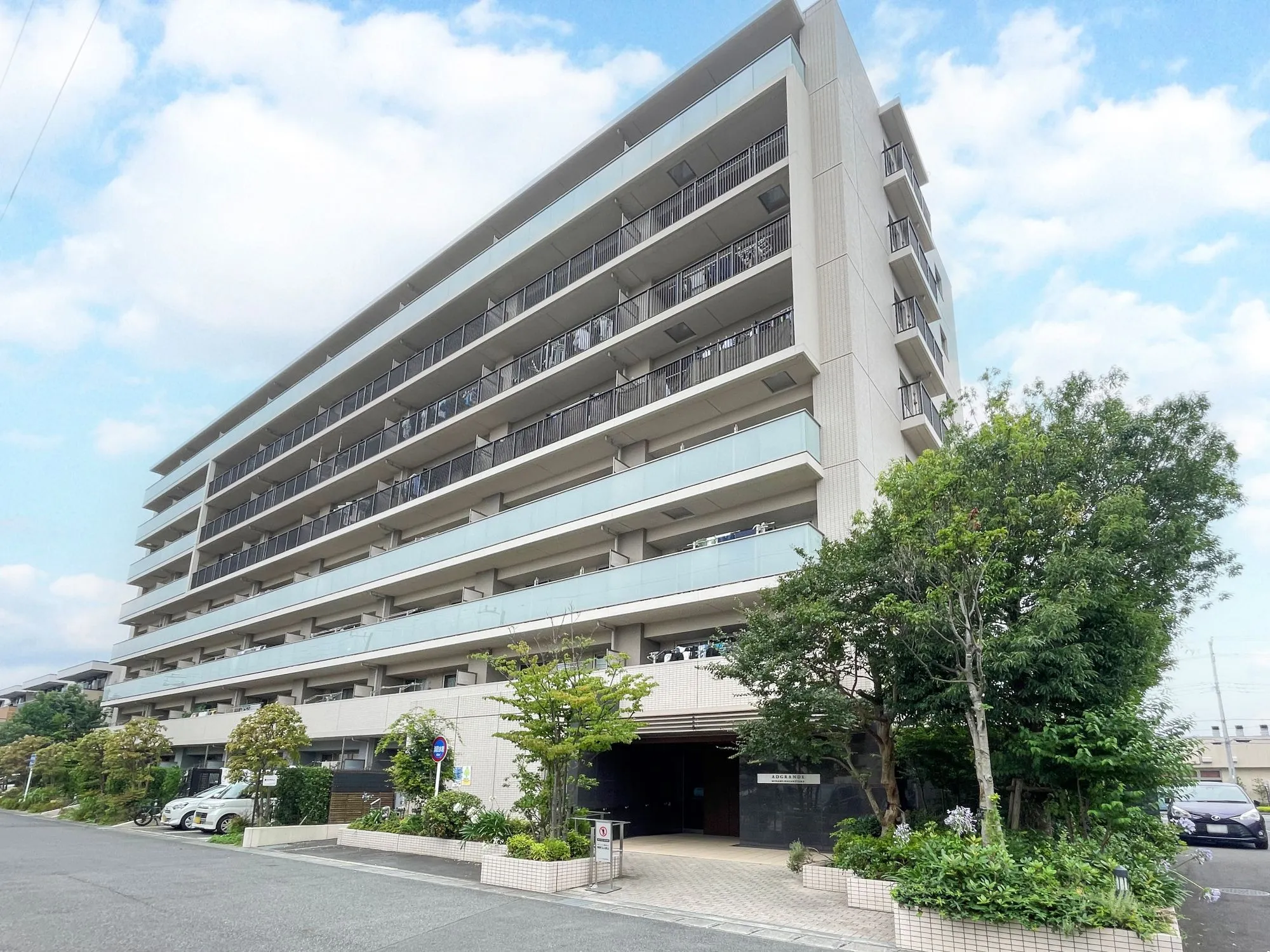 建物の外観全体を捉えた写真で、バルコニーや周囲の環境が確認できる