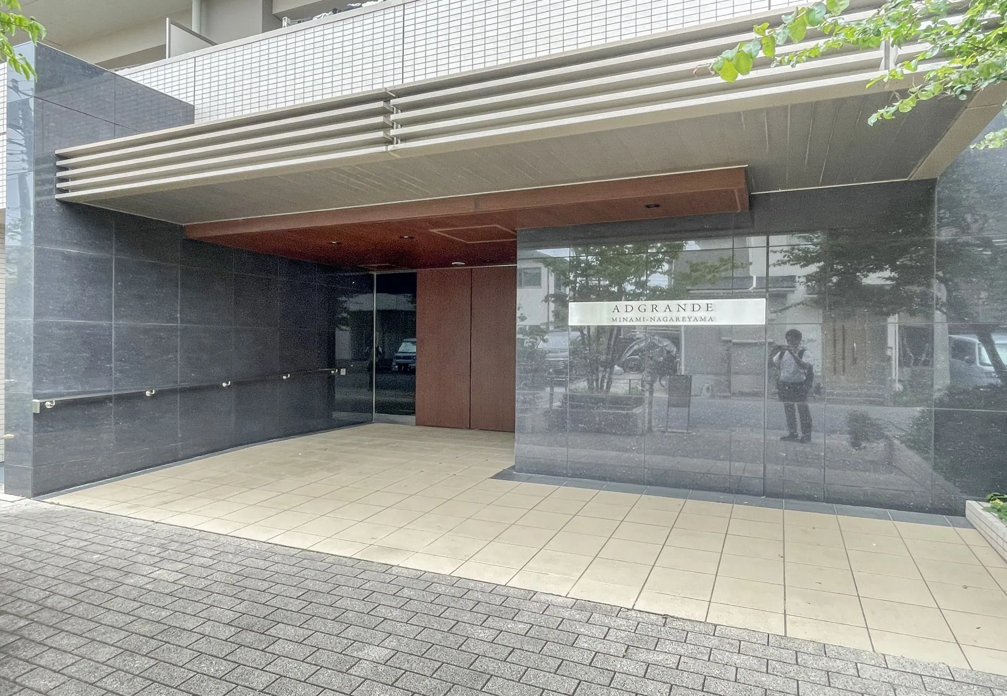 建物の入り口部分（ガラス扉、庇、玄関ホール）が主体の画像