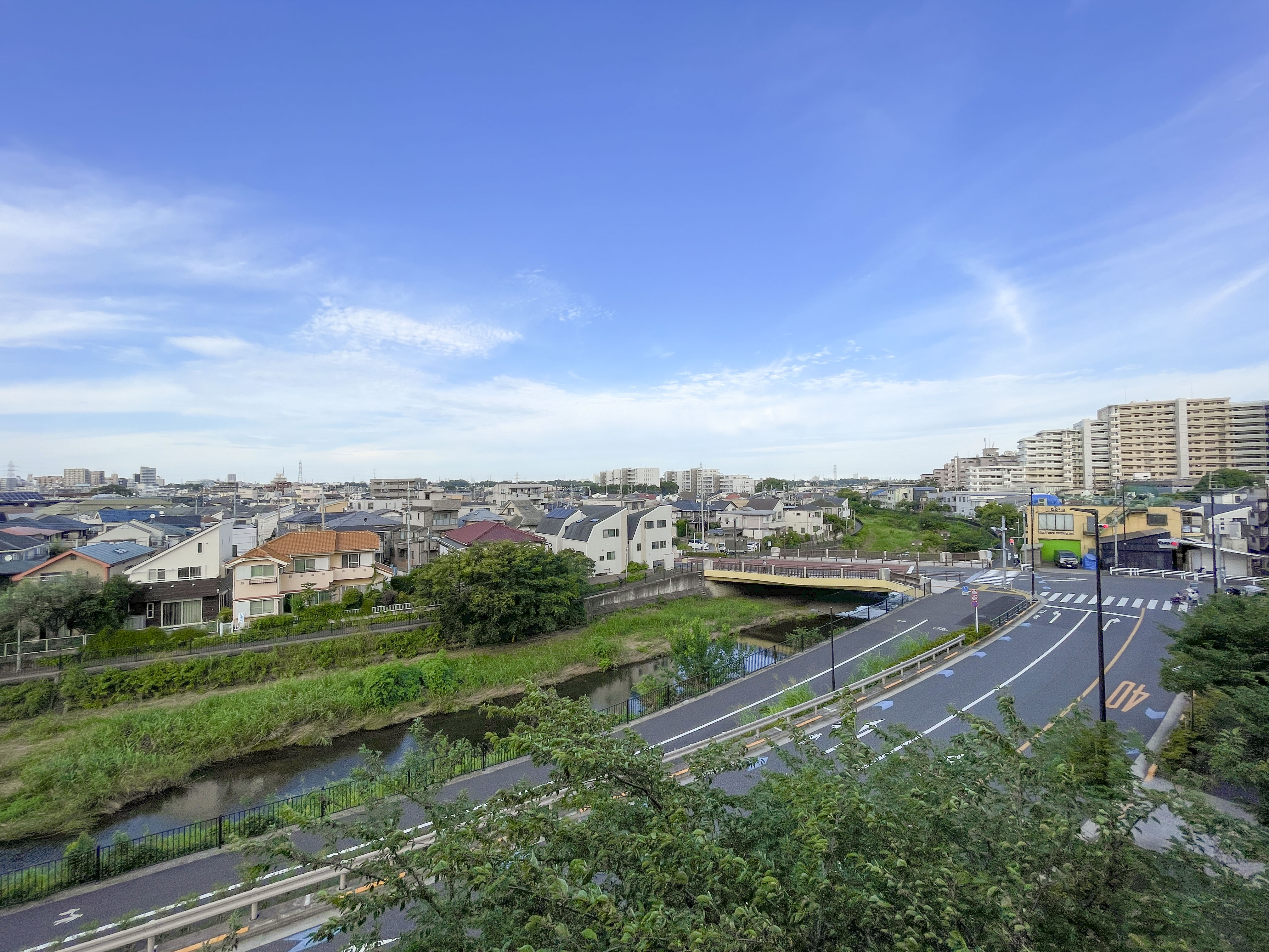 道路と周辺住宅街の外景