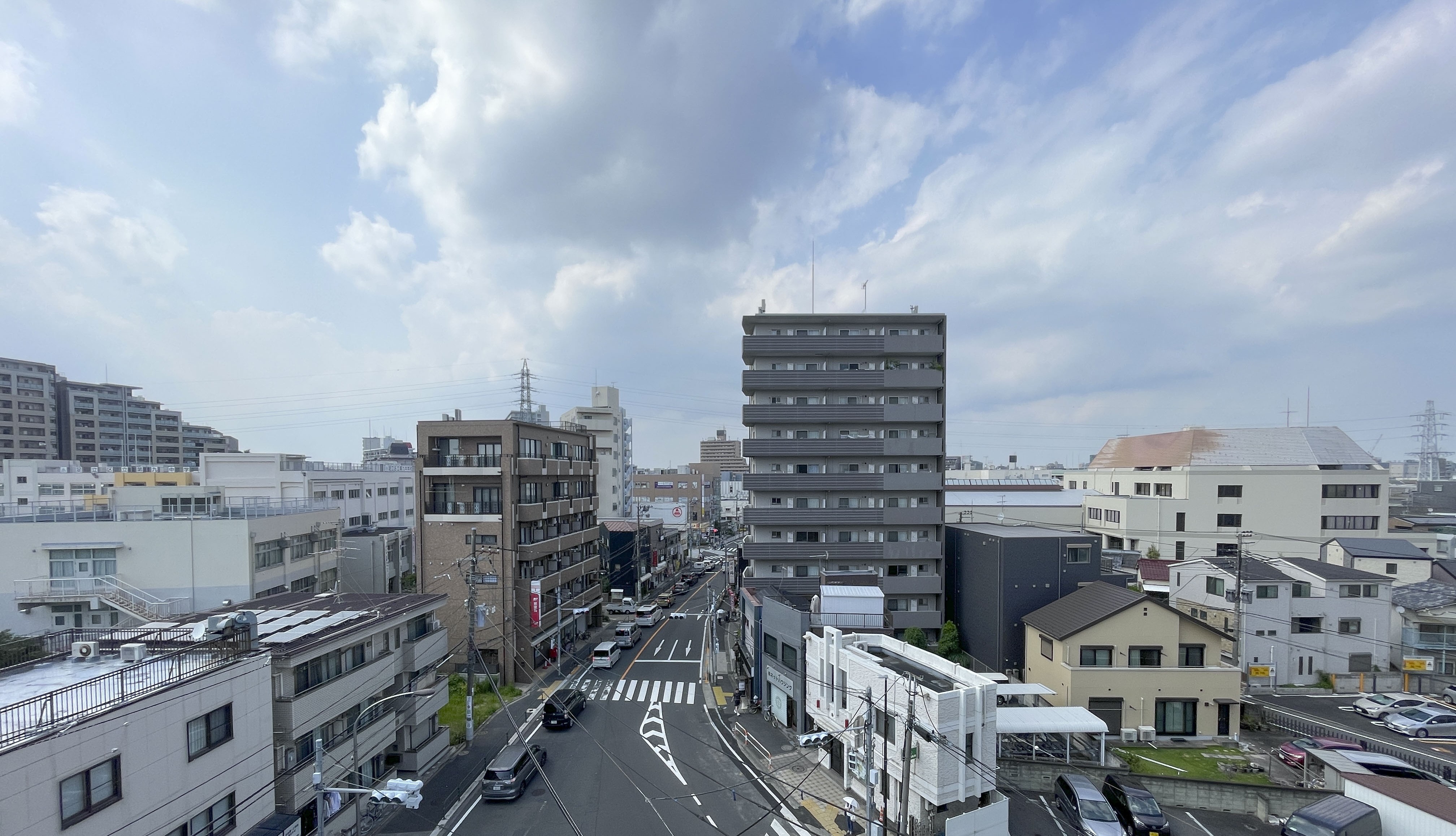 周辺環境:道路や建物が写る街並みの周辺環境を撮影した画像