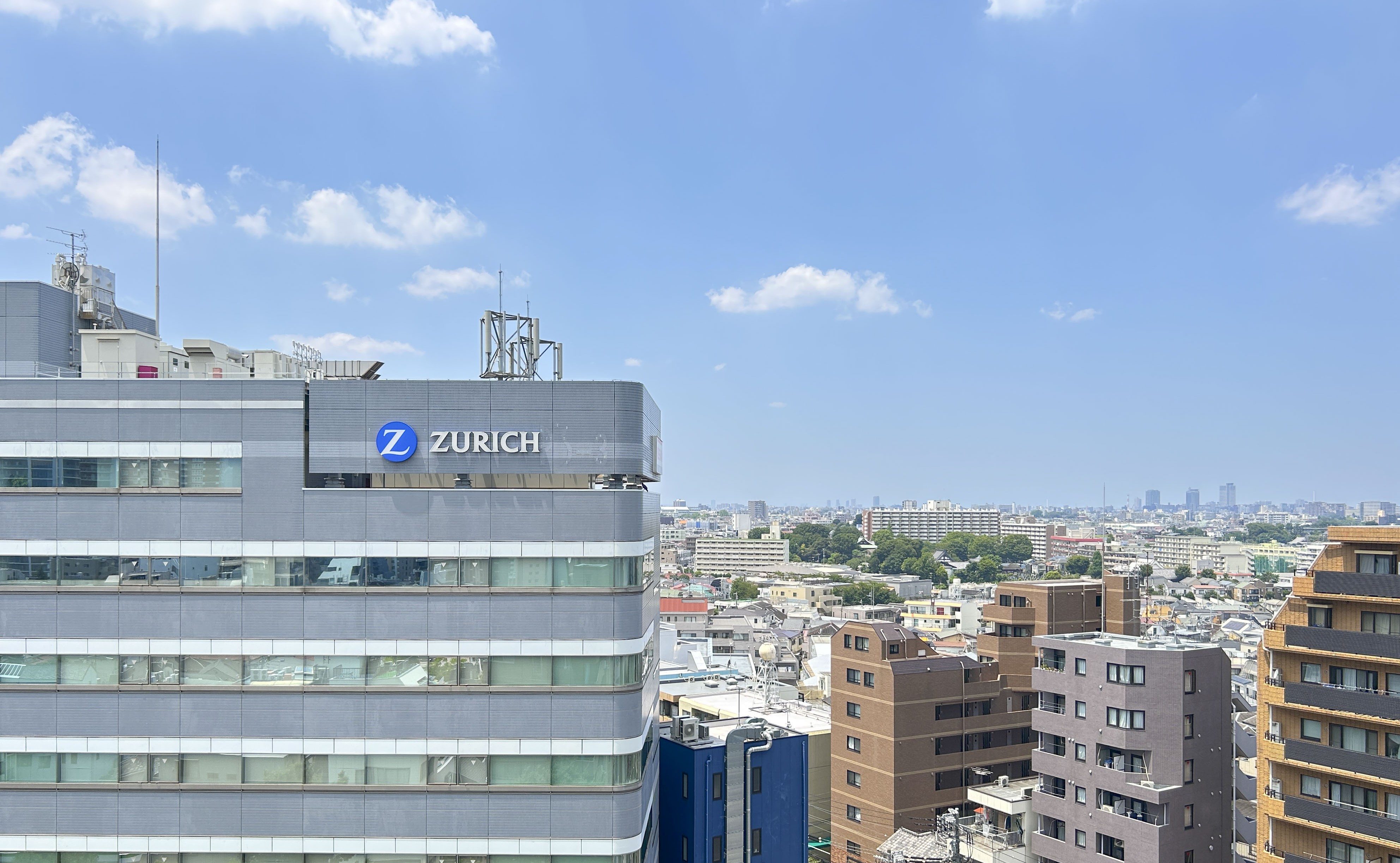 ZURICH ビルの外観を主役にした都市景観の写真