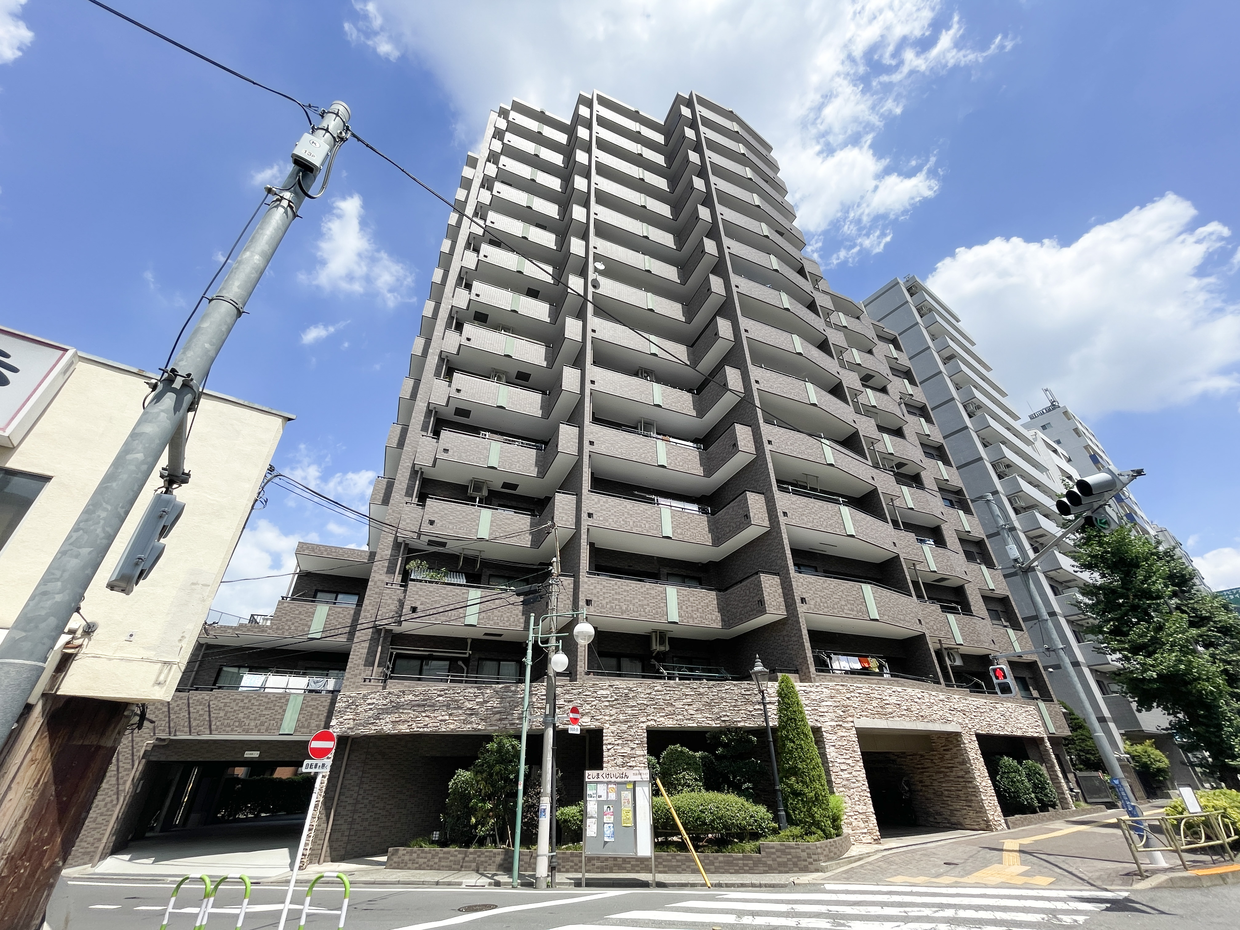 外観:高層マンションの外観を捉えた街路からの撮影