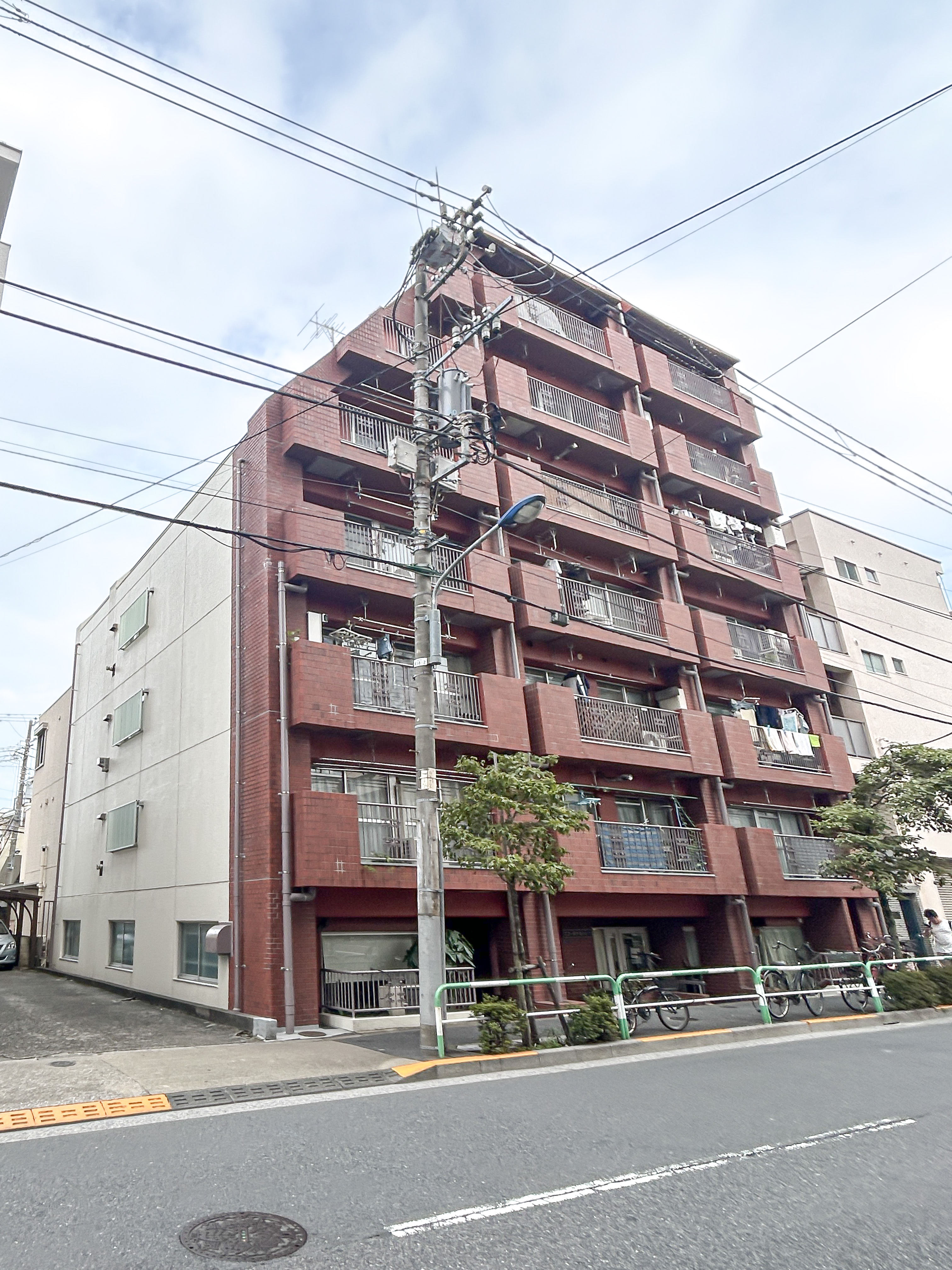 建物の外観全体を捉えた街角の写真