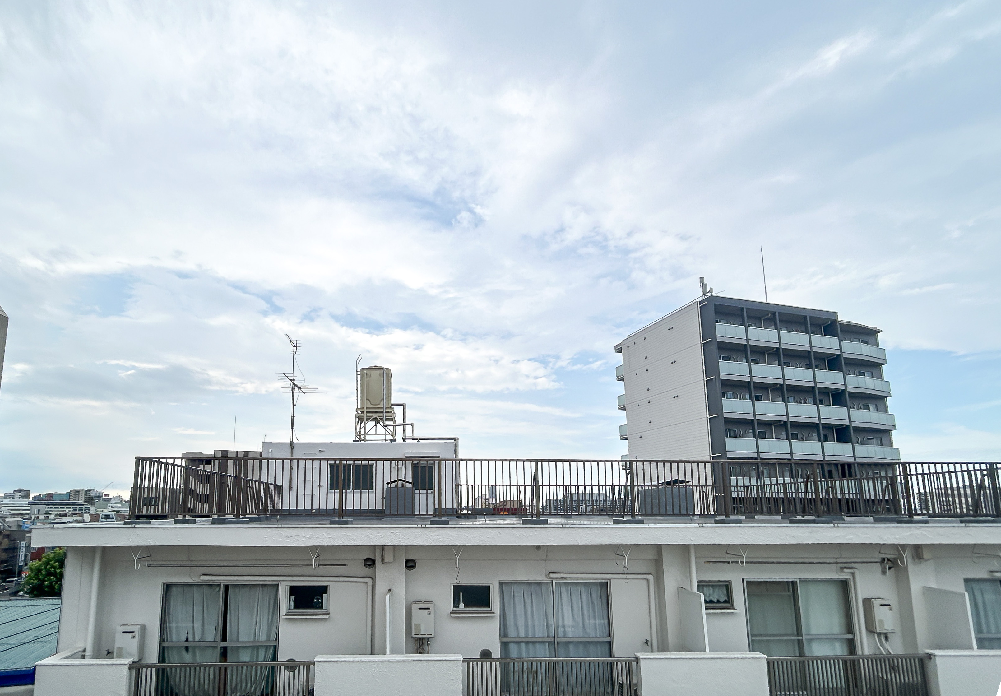 建物の外観を捉えた画像で、屋上部分や周辺の構造が主体