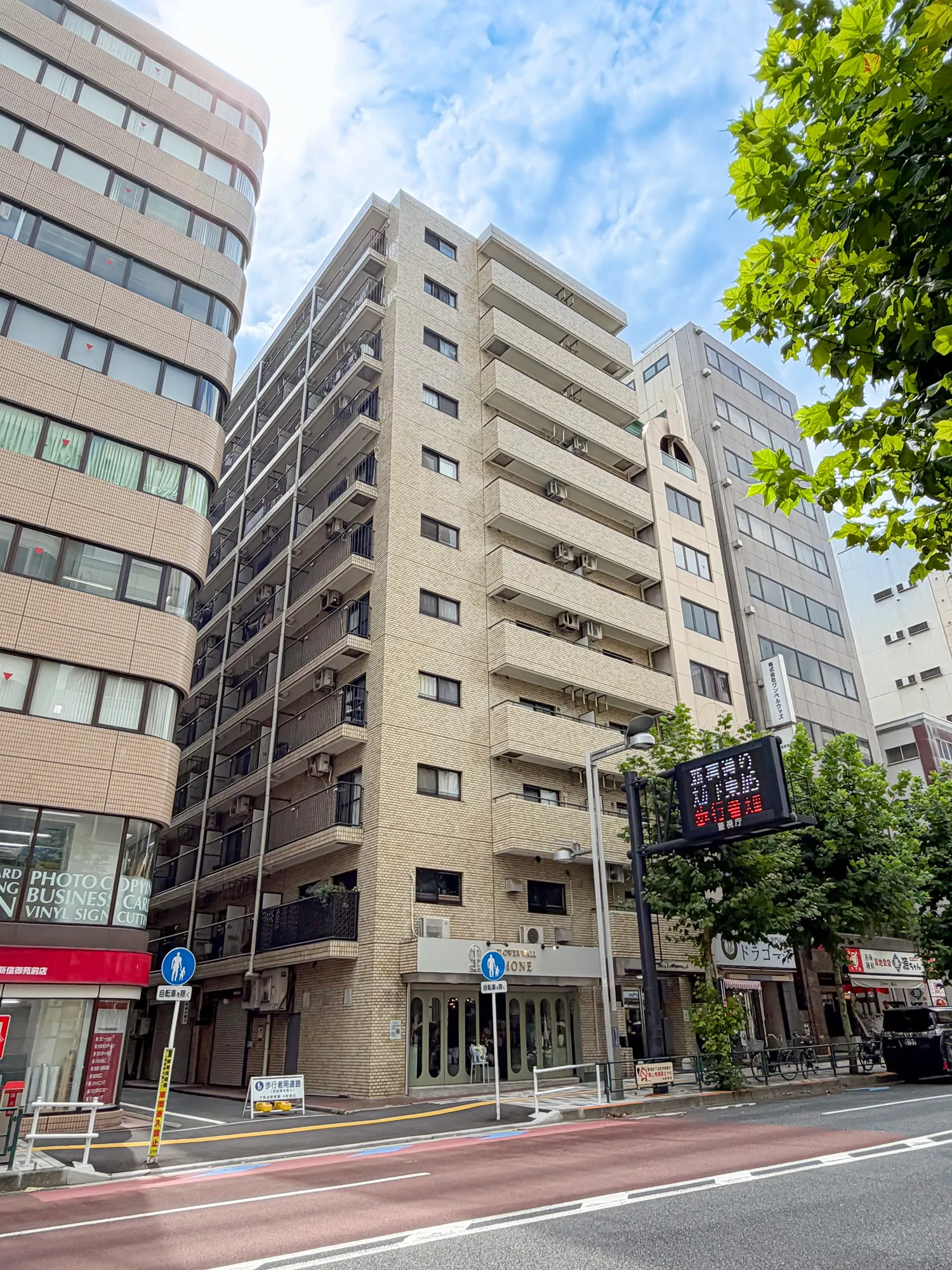建物の外観と周辺環境を捉えた画像