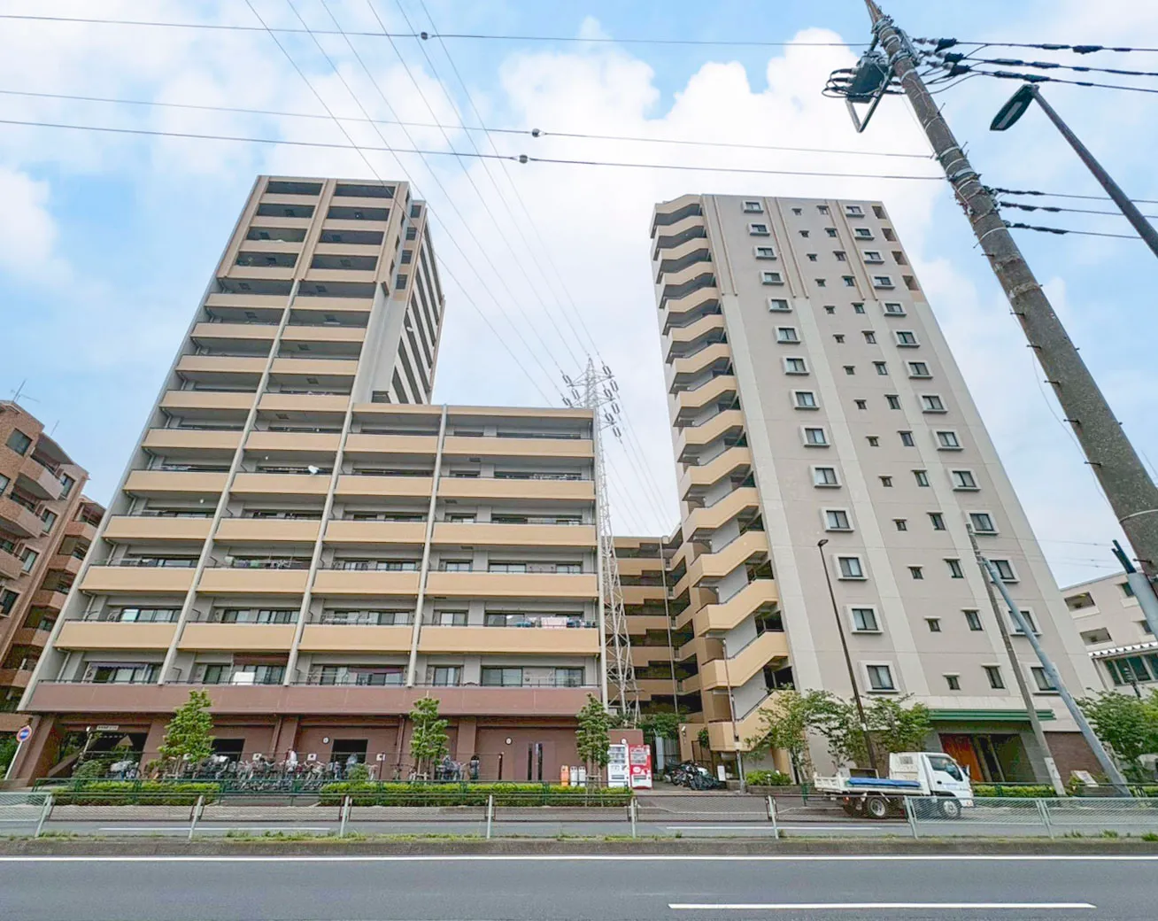 高層マンションの建物外観