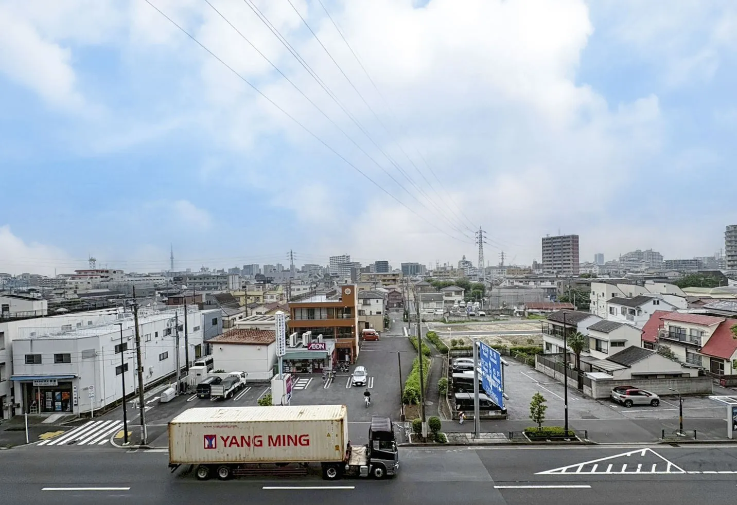 周辺の道路と建物