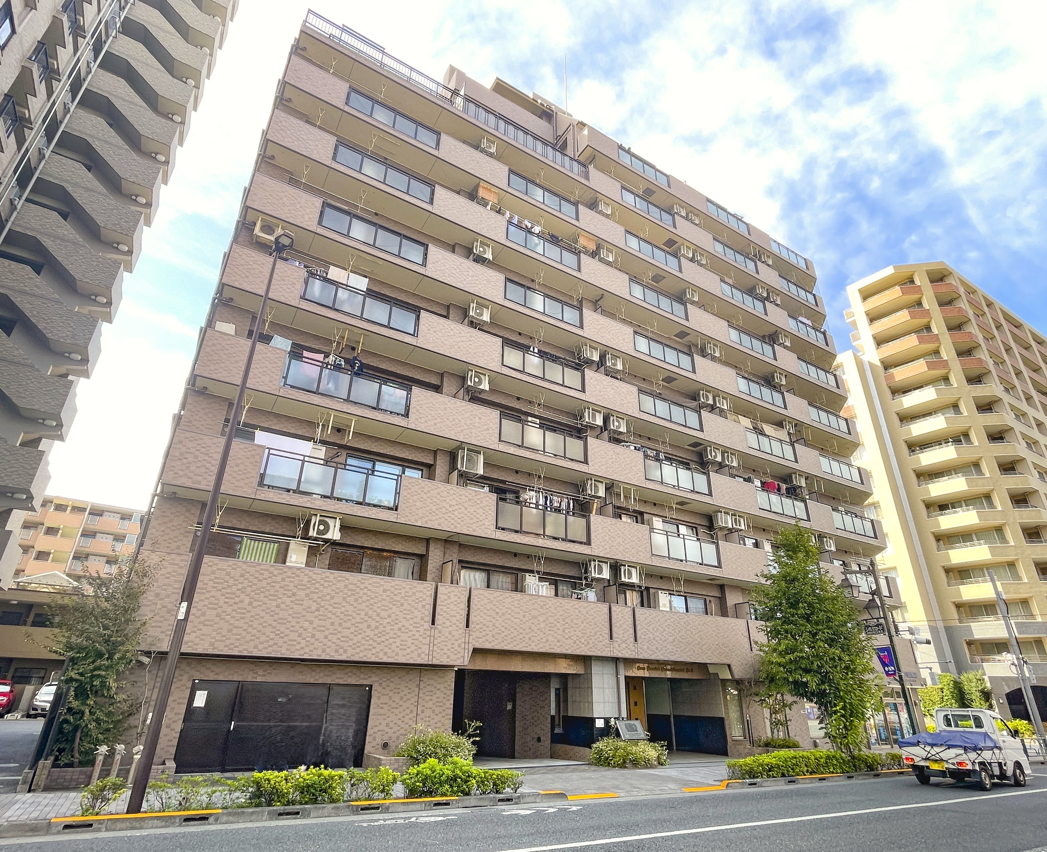ライオンズマンション武蔵小金井第 3 の外観写真。建物の外壁・窓・バルコニーが写っています