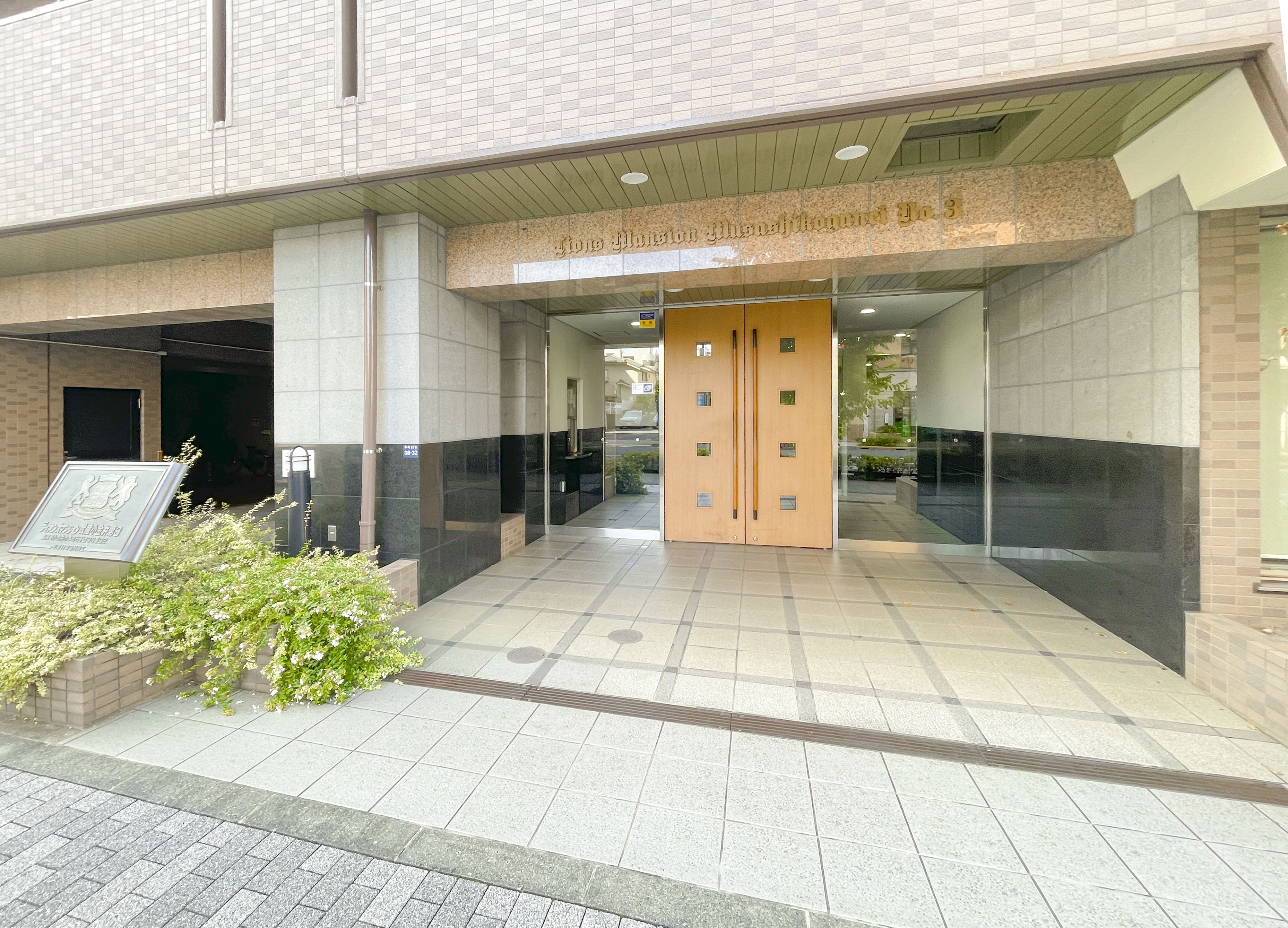 建物の正面入口部分の玄関写真