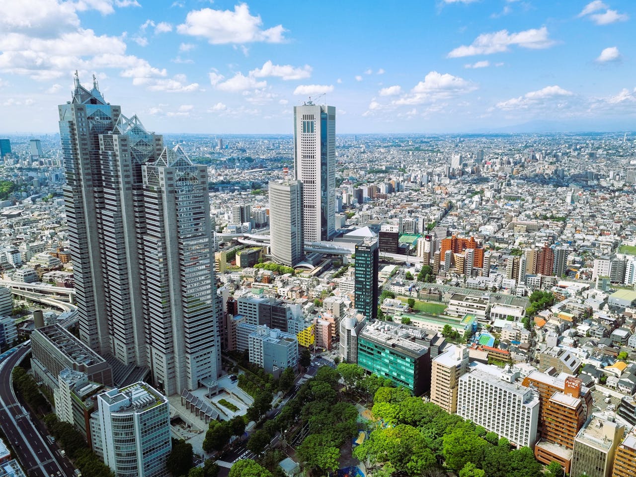 東京都内にある高層ビル群の空中からの風景